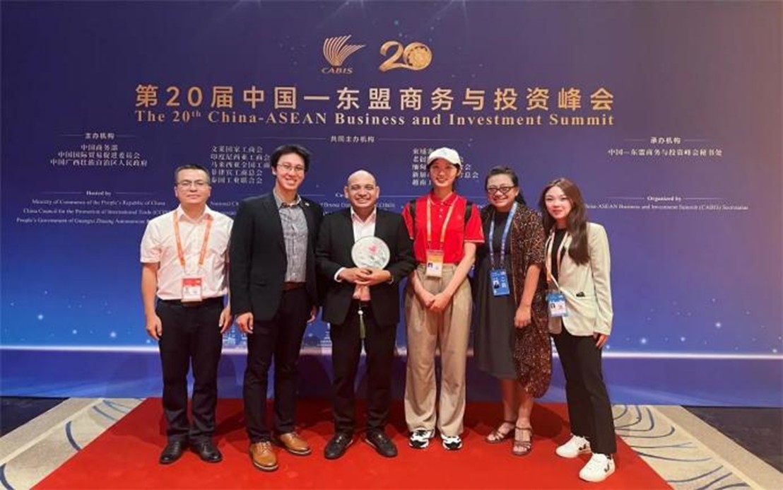 我院志愿者(右三)与第20届中国东盟-博览会印尼代表团合照 我院志愿者(右三)与第20届中国东盟-博览会印尼代表团合照