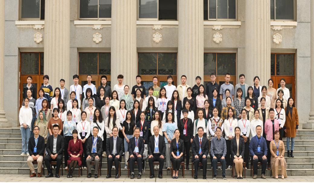 东方与西方:第四届国际作家、翻译家、评论家高峰论坛合影 东方与西方:第四届国际作家、翻译家、评论家高峰论坛合影